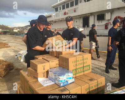 Joseph garde-côte d'équipage Tezanos charger une palette de ration d'urgence les repas pour les services d'urgence à donner à la résidence de St Thomas, îles Vierges américaines, dimanche, 10 Septembre, 2017 après l'Ouragan Irma gravement endommagé l'île. La Garde côtière et il s'agit d'organismes partenaires travaillent en étroite collaboration pour apporter secours après les catastrophes à travers le maintien d'une présence maritime, apporter des fournitures et du matériel à terre ainsi que d'autres intervenants d'urgence pour aider les victimes de l'Ouragan Irma dans les îles Vierges américaines. Photo de la Garde côtière des États-Unis par le Premier maître de Crystalynn Kneen Banque D'Images