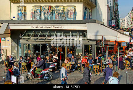 Paris, France. Façade peinte de la Pointe Saint Eustache - restaurant au 1 rue Montorgueil Banque D'Images