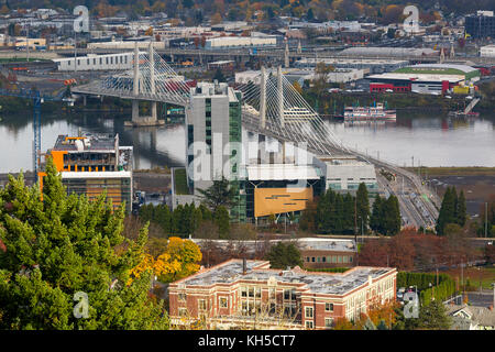 Tilikum crossing bridge du peuple sur la rivière Willamette à Portland, Oregon Banque D'Images