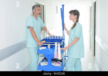 Groupe des médecins ou des médecins à l'hospital corridor Banque D'Images