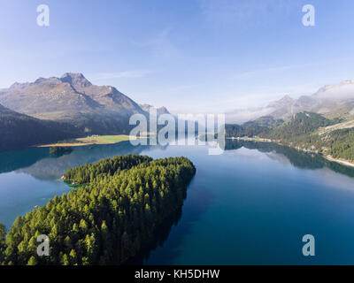 De magnifiques lacs alpins, forêt et montagnes Banque D'Images