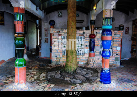 Toilettes hundertwasser à kawakawa, île du Nord, Nouvelle-Zélande Banque D'Images