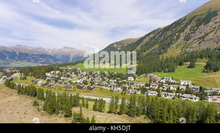 Village typique des Alpes suisses, de l'Engadine Banque D'Images