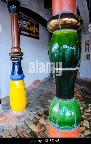 Toilettes hundertwasser à kawakawa, île du Nord, Nouvelle-Zélande Banque D'Images