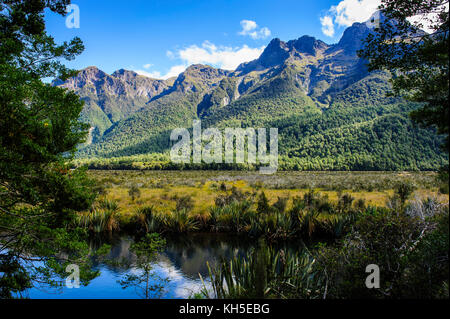 Les montagnes se reflétant dans le miroir des lacs, vallée eglington, île du Sud, Nouvelle-Zélande Banque D'Images