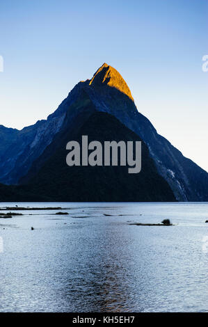 Tôt le matin, la lumière dans le Milford Sound, île du Sud, Nouvelle-Zélande Banque D'Images