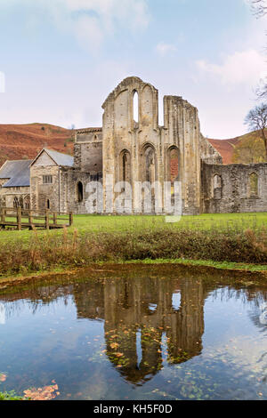 L'automne à l'abbaye Valle Crucis, Denbighshire, Wales, UK Banque D'Images