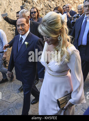 Silvio Berlusconi et son partenaire Francesca Pascale assistent au mariage de sa sœur Marianna Pascale à Ravello Avec: Silvio Berlusconi, Francesca Pascale Où: Ravello, Italie Quand: 13 Oct 2017 crédit: IPA/WENN.com **Disponible Uniquement pour publication au Royaume-Uni, aux Etats-Unis, en Allemagne, en Autriche, en Suisse** Banque D'Images