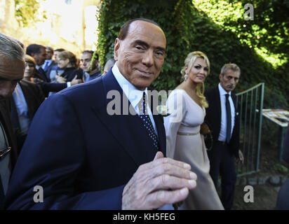 Silvio Berlusconi et son partenaire Francesca Pascale assistent au mariage de sa sœur Marianna Pascale à Ravello Avec: Silvio Berlusconi, Francesca Pascale Où: Ravello, Italie Quand: 13 Oct 2017 crédit: IPA/WENN.com **Disponible Uniquement pour publication au Royaume-Uni, aux Etats-Unis, en Allemagne, en Autriche, en Suisse** Banque D'Images