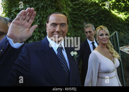 Silvio Berlusconi et son partenaire Francesca Pascale assistent au mariage de sa sœur Marianna Pascale à Ravello Avec: Silvio Berlusconi, Francesca Pascale Où: Ravello, Italie Quand: 13 Oct 2017 crédit: IPA/WENN.com **Disponible Uniquement pour publication au Royaume-Uni, aux Etats-Unis, en Allemagne, en Autriche, en Suisse** Banque D'Images