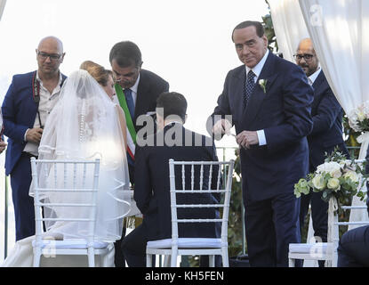 Silvio Berlusconi et son partenaire Francesca Pascale assistent au mariage de sa sœur Marianna Pascale à Ravello Avec: Silvio Berlusconi, Francesca Pascale Où: Ravello, Italie Quand: 13 Oct 2017 crédit: IPA/WENN.com **Disponible Uniquement pour publication au Royaume-Uni, aux Etats-Unis, en Allemagne, en Autriche, en Suisse** Banque D'Images