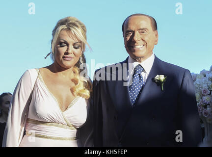 Silvio Berlusconi et son partenaire Francesca Pascale assistent au mariage de sa sœur Marianna Pascale à Ravello Avec: Silvio Berlusconi, Francesca Pascale Où: Ravello, Italie Quand: 13 Oct 2017 crédit: IPA/WENN.com **Disponible Uniquement pour publication au Royaume-Uni, aux Etats-Unis, en Allemagne, en Autriche, en Suisse** Banque D'Images