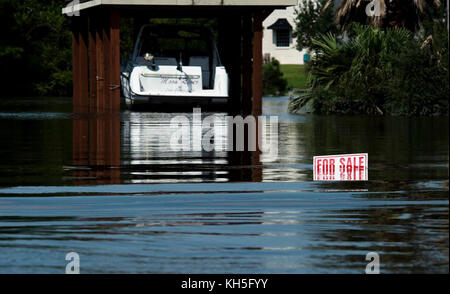 Une maison dans un quartier inondé Beaumont, Texas, 3 septembre 2017, après l'ouragan Harvey. L'ouragan Harvey formée dans le golfe du Mexique et a touché terre au sud-est de l'Alabama, apportant inondations records et la destruction de la région. (U.S. Air Force photo par un membre de la 1re classe Nicholas Dutton) Banque D'Images