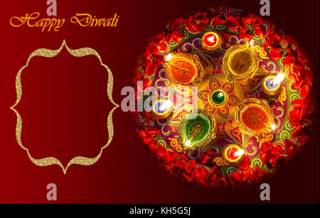 Festival du Diwali background concept avec lampes diya argile décorations florales et rangoli motif. Banque D'Images