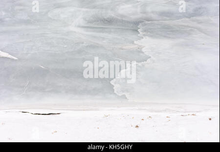 La texture de la glace sur une rivière gelée. joli fond nature en hiver Banque D'Images