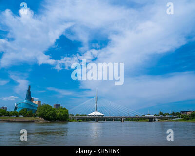 Pont piétonnier de l'Esplanade Riel, de l'autre côté de la rivière Rouge, le lieu historique national de La Fourche, à Winnipeg, Manitoba, Canada. Banque D'Images