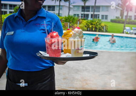 Frozen cocktails servis à la piscine Banque D'Images