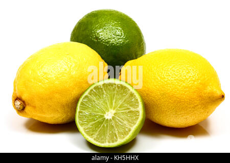 Image portrait de juteux frais bio citrons et limes isolé sur fond blanc Banque D'Images