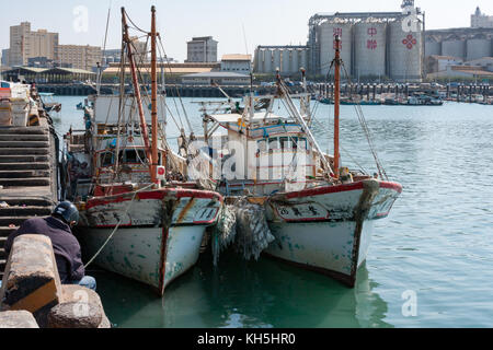 Les bateaux de pêche amarré à l'intérieur de Wu-Chi Wuqi ou port de pêche, Qingshui District, Taichung, Taiwan Banque D'Images