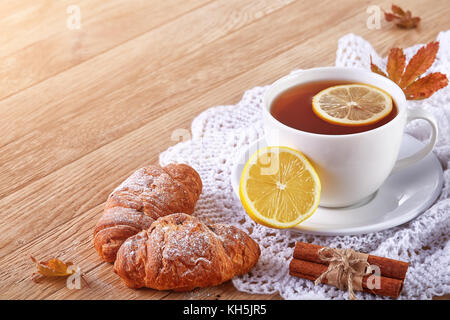 Des biscuits et une tasse de thé sur la table le matin Banque D'Images