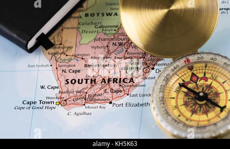 Boussole sur une carte rapprochée pointant vers l'Afrique du Sud et planifiant une destination de voyage. Banque D'Images