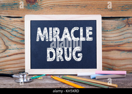 Miracle drug. santé concept. tableau sur un fond de bois Banque D'Images