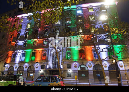 Avis de l'Inde maison sur l'Aldwych à Londres éclairées avec des lumières colorées dans la nuit Banque D'Images