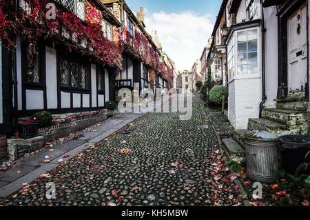 Autre vue de la célèbre rue sirène dans le seigle, avec l'histoire (et prétendument hanté) Mermaid Inn sur la gauche - East Sussex Banque D'Images