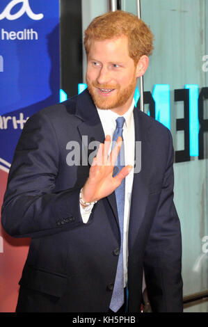 Londres, Royaume-Uni. 13 Nov, 2017. Son Altesse Royale le prince Harry arrive à l'esprit Virgin Money Giving Media Awards 2017 au cinéma Odéon, Leicester Square. Les prix récompensent les meilleurs exemples de rapports et représentations de la santé mentale dans l'impression, la diffusion, les médias numériques et film. Crédit : Stephen Chung/Alamy Live News Banque D'Images