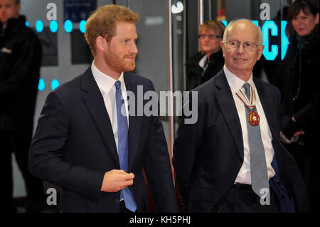 Londres, Royaume-Uni. 13 Nov, 2017. Son Altesse Royale le prince Harry arrive à l'esprit Virgin Money Giving Media Awards 2017 au cinéma Odéon, Leicester Square. Les prix récompensent les meilleurs exemples de rapports et représentations de la santé mentale dans l'impression, la diffusion, les médias numériques et film. Crédit : Stephen Chung/Alamy Live News Banque D'Images