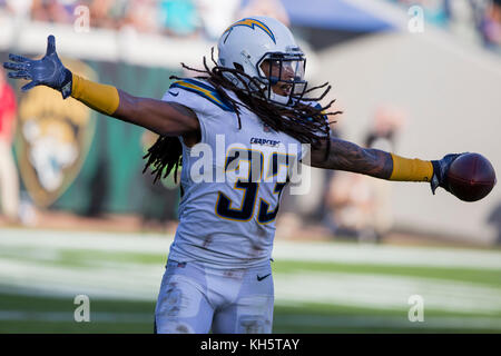 Jacksonville, FL, USA. 12 Nov, 2017. Au cours de la NFL football match entre les Los Angeles les chargeurs et les Jacksonville Jaguars à l'EverBank Field à Jacksonville, FL. Jacksonville défait Los Angeles 20-17 en prolongation Robert John Herbert/CSM/Alamy Live News Banque D'Images