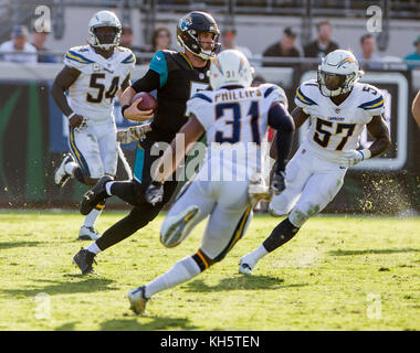 Jacksonville, FL, USA. 12 Nov, 2017. Jacksonville Jaguars quarterback Blake Bortles (5) s'étend du 1er au cours de la NFL football match entre les Los Angeles les chargeurs et les Jacksonville Jaguars à l'EverBank Field à Jacksonville, FL. Jacksonville défait Los Angeles 20-17 en prolongation Robert John Herbert/CSM/Alamy Live News Banque D'Images