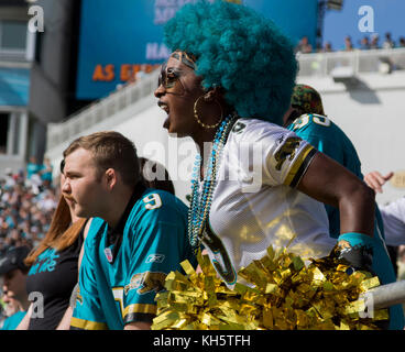 Jacksonville, FL, USA. 12 Nov, 2017. Fans cheer au cours de la NFL football match entre les Los Angeles les chargeurs et les Jacksonville Jaguars à l'EverBank Field à Jacksonville, FL. Jacksonville défait Los Angeles 20-17 en prolongation Robert John Herbert/CSM/Alamy Live News Banque D'Images