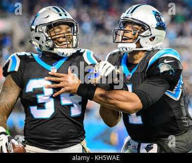 Quarterback Carolina Panthers Cam Newton (1) Carolina Panthers convainc Cameron en Artis-Payne (34) pour donner le ballon après avoir marqué un touché au cours de la NFL football match entre les dauphins de Miami et les Panthers le lundi 13 novembre 2017 à Charlotte, NC. Jacob Kupferman/CSM 13 Novembre, 2017. Banque D'Images