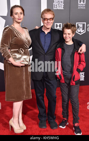 (G-D) Oliver Elfman, Danny Elfman et Mali Elfman arrive à la première