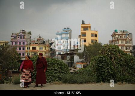 28 octobre 2017 - Katmandou, Népal - deux moines cherchant à traverser la rue avant que la pluie commence. (Image de crédit : © Sarah Murray/Stumbleweeds via ZUMA Wire) Banque D'Images