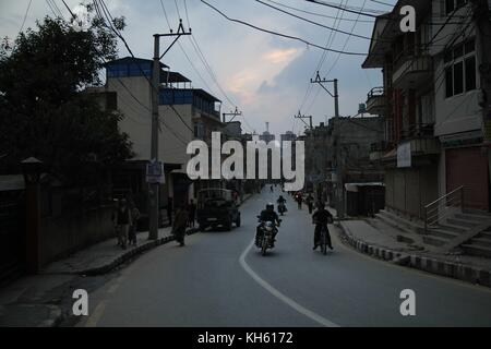 28 octobre 2017 - Katmandou, Népal - UN conducteur de moto zoome dans une rue calme au coucher du soleil à Katmandou. (Image de crédit : © Sarah Murray/Stumbleweeds via ZUMA Wire) Banque D'Images