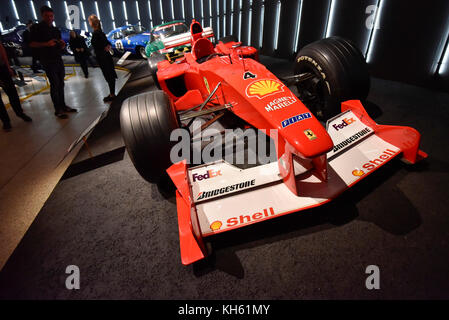 Londres, Royaume-Uni. 14 novembre 2017. Michael Schumacher au gagnant du Grand Prix, Ferrari F1, 2000. Aperçu de 'Ferrari : sous la peau", une exposition au Design Museum pour marquer le 70e anniversaire de Ferrari. Plus de140m GBP Ferraris sont sur l'affichage à partir de collections privées. L'exposition est présentée du 15 novembre au 15 avril 2018. Crédit : Stephen Chung / Alamy Live News Banque D'Images