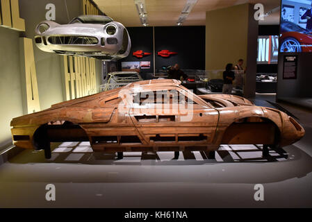 Londres, Royaume-Uni. 14 novembre 2017. Un modèle en bois pour la Ferrari 365 P, 1966, par Pininfarina et un corps en aluminium pour le shell Ferrari 250 LM, 1964. Aperçu de 'Ferrari : sous la peau", une exposition au Design Museum pour marquer le 70e anniversaire de Ferrari. Plus de140m GBP Ferraris sont en exposition de collections privées dont Michael Schumacher au 2000 F1 voiture gagnante. Le spectacle s'exécute le 15 novembre et le 15 avril 2018. Crédit : Stephen Chung / Alamy Live News Banque D'Images