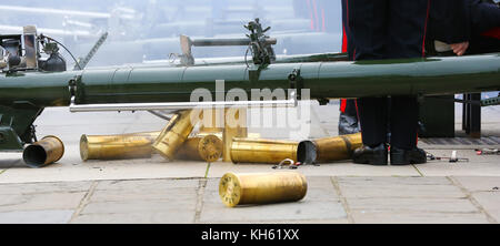 Tour de Londres. Londres, Royaume-Uni. 14Th nov, 2017. En l'honneur de Son Altesse Royale le prince de Galles, du 69e anniversaire l'honorable artillery company (HAC) incendies 62 salves à tour de Londres. Les canons sont placés sur la rive, donnant sur le HMS Belfast. Les trois armes à feu cérémoniel l118, similaires à celles utilisées au cours des dernières années en Afghanistan, sont utilisés pour tirer le canon 62 de l'autre côté de la Tamise. crédit : dinendra haria/Alamy live news Banque D'Images