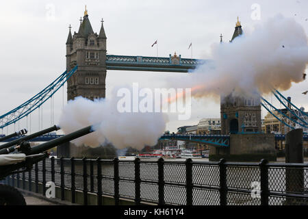 Tour de Londres. Londres, Royaume-Uni. 14Th nov, 2017. En l'honneur de Son Altesse Royale le prince de Galles, du 69e anniversaire l'honorable artillery company (HAC) incendies 62 salves à tour de Londres. Les canons sont placés sur la rive, donnant sur le HMS Belfast. Les trois armes à feu cérémoniel l118, similaires à celles utilisées au cours des dernières années en Afghanistan, sont utilisés pour tirer le canon 62 de l'autre côté de la Tamise. crédit : dinendra haria/Alamy live news Banque D'Images