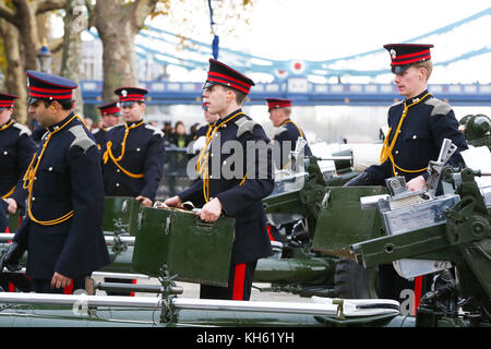 Tour de Londres. Londres, Royaume-Uni. 14Th nov, 2017. En l'honneur de Son Altesse Royale le prince de Galles, du 69e anniversaire l'honorable artillery company (HAC) incendies 62 salves à tour de Londres. Les canons sont placés sur la rive, donnant sur le HMS Belfast. Les trois armes à feu cérémoniel l118, similaires à celles utilisées au cours des dernières années en Afghanistan, sont utilisés pour tirer le canon 62 de l'autre côté de la Tamise. crédit : dinendra haria/Alamy live news Banque D'Images