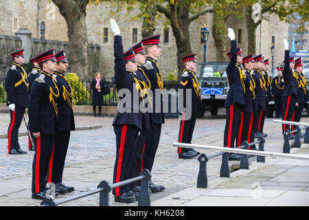 Tour de Londres. Londres, Royaume-Uni. 14Th nov, 2017. En l'honneur de Son Altesse Royale le prince de Galles, du 69e anniversaire l'honorable artillery company (HAC) incendies 62 salves à tour de Londres. Les canons sont placés sur la rive, donnant sur le HMS Belfast. Les trois armes à feu cérémoniel l118, similaires à celles utilisées au cours des dernières années en Afghanistan, sont utilisés pour tirer le canon 62 de l'autre côté de la Tamise. crédit : dinendra haria/Alamy live news Banque D'Images