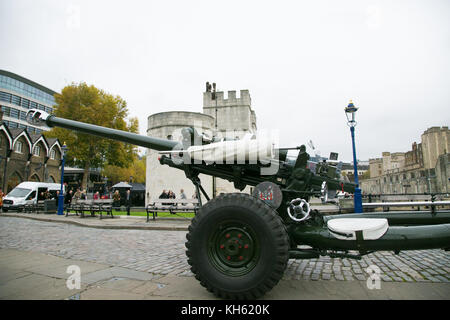 Tour de Londres. Londres, Royaume-Uni. 14Th nov, 2017. En l'honneur de Son Altesse Royale le prince de Galles, du 69e anniversaire l'honorable artillery company (HAC) incendies 62 salves à tour de Londres. Les canons sont placés sur la rive, donnant sur le HMS Belfast. Les trois armes à feu cérémoniel l118, similaires à celles utilisées au cours des dernières années en Afghanistan, sont utilisés pour tirer le canon 62 de l'autre côté de la Tamise. crédit : dinendra haria/Alamy live news Banque D'Images