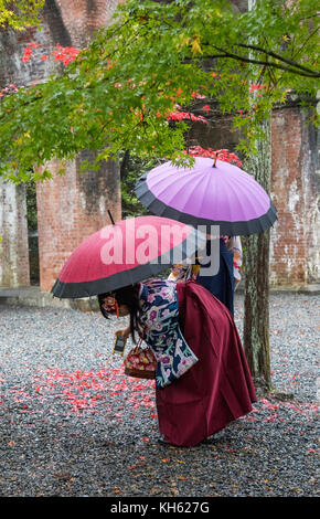 Kyoto, Japon, 14 novembre 2017 : deux filles vêtues de vêtements traditionnels japonais se prennent en photo à tour de rôle au temple Nanzen-ji de Kyoto, une destination populaire alors que la saison d'automne dans la région atteint son apogée dans une cascade de couleurs d'automne de mi-novembre à fin novembre. Crédit : Perry Svensson/Alamy Live News Banque D'Images