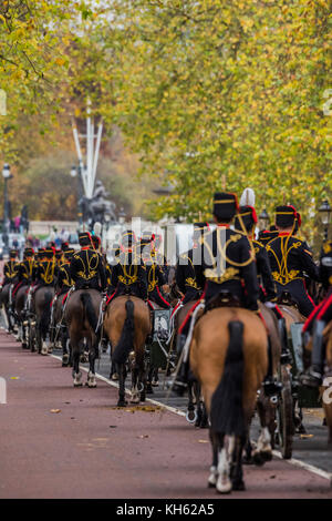 La Troupe du Roi Royal Horse Artillery (KTRHA), la cérémonie de la batterie de salut de la Division des ménages, un feu de mitrailleuses 41 Salut royal en l'honneur de Son Altesse Royale le Prince of Wales's 69e anniversaire. 71 chevaux tirant six Première Guerre mondiale 13-pounder canons sont en action à partir de dans le parc à mi-course Constitution Hill. Chacune des armes à feu d'artillerie à vide à dix secondes d'intervalle. Londres 14 Nov 2017 Banque D'Images