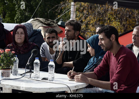 14 novembre 2017 - Athènes, Grèce - conférence de presse au dernier jour de grève de la faim de réfugiés syriens sur la place Syntagma..14 Les réfugiés syriens ont participé à une grève de la faim de deux semaines commencent le 1er novembre. Ils exigent d'être relogés à l'Allemagne pour rejoindre des membres de leur famille qui a déjà installés en Allemagne. La grève de la faim a pris fin par une conférence de presse. (Crédit image : © sopa via zuma sur le fil) Banque D'Images