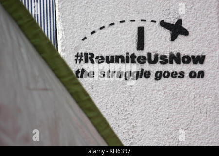 14 novembre 2017 - Athènes, Grèce - Un graffiti vu le dernier jour de la grève de la faim des réfugiés syriens sur la place Syntagma..14 des réfugiés syriens ont participé à une grève de la faim de deux semaines, le 1er novembre. Ils demandent à être relocalisés en Allemagne pour retrouver les membres de leur famille qui sont déjà installés en Allemagne. La grève de la faim s'est terminée par une conférence de presse. (Crédit image : © SOPA via ZUMA Wire) Banque D'Images