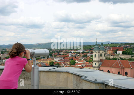 Petite fille à la visite grâce à des jumelles sur vieille ville eger hongrie Banque D'Images