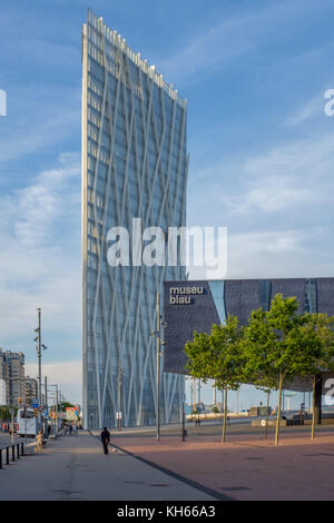 Museu Blau à Barcelone est le musée d'histoire naturelle et des sciences. Torre Diagnal est un gratte-ciel de 25 étages. Banque D'Images